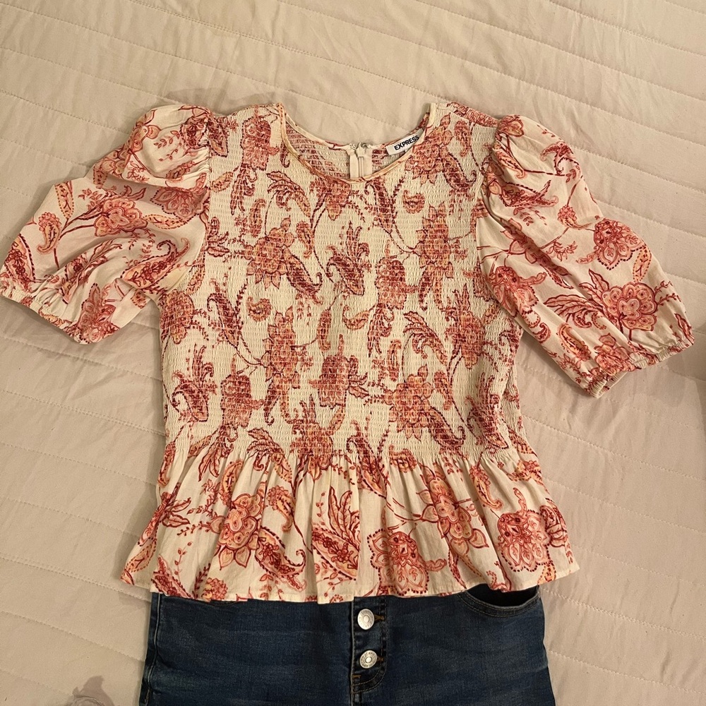 Express puff sleeve. Very cute.  Zip closure on back. Size M